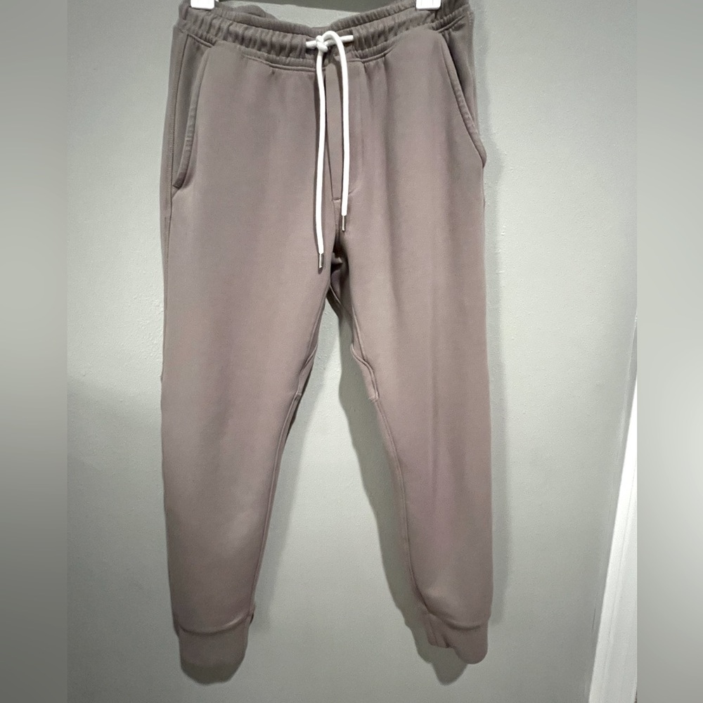 American Eagle men’s joggers size Small in tan.